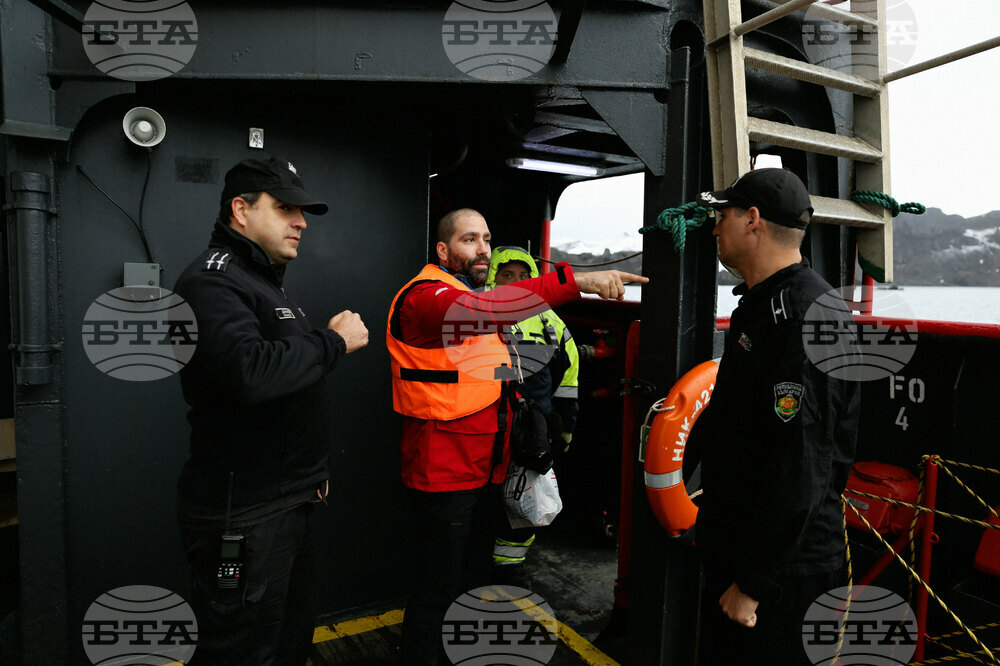 Национална антарктическа експедиция - аржентинска база на Антарктида „Керлини“ - Военен научноизследователски кораб „Св. Св. Кирил и Методий“ - НИК 421
