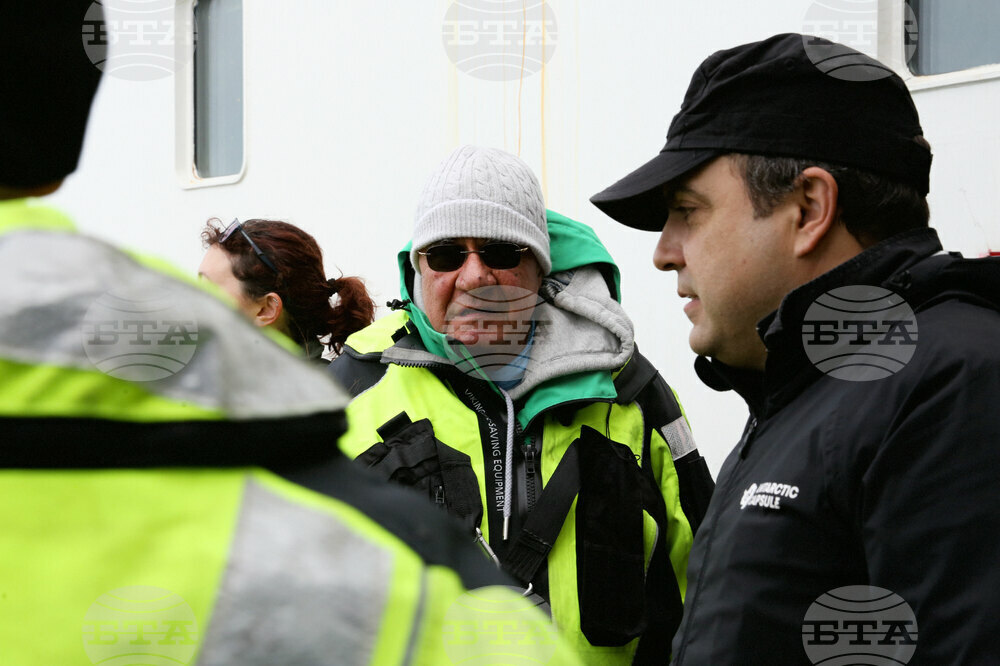Национална антарктическа експедиция - аржентинска база на Антарктида „Керлини“ - Военен научноизследователски кораб „Св. Св. Кирил и Методий“ - НИК 421