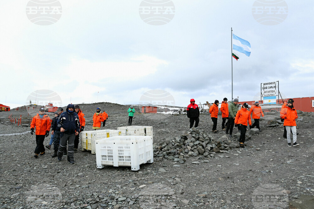 Members of 32nd Bulgarian Antarctic Expedition Visit Argentine Antarctic Base Carlini