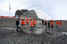 Национална антарктическа експедиция - аржентинска база на Антарктида „Керлини“ - Военен научноизследователски кораб „Св. Св. Кирил и Методий“ - НИК 421