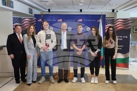 Кенет Мертен - студенти - паспорти - връчване