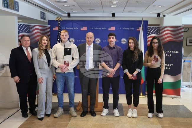  Кенет Мертен - студенти - паспорти - връчване