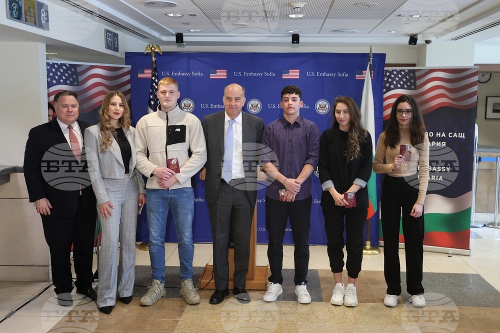 Кенет Мертен - студенти - паспорти - връчване