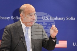 Кенет Мертен - студенти - паспорти - връчване