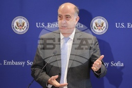 Кенет Мертен - студенти - паспорти - връчване