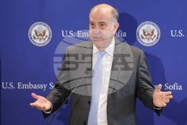 Кенет Мертен - студенти - паспорти - връчване