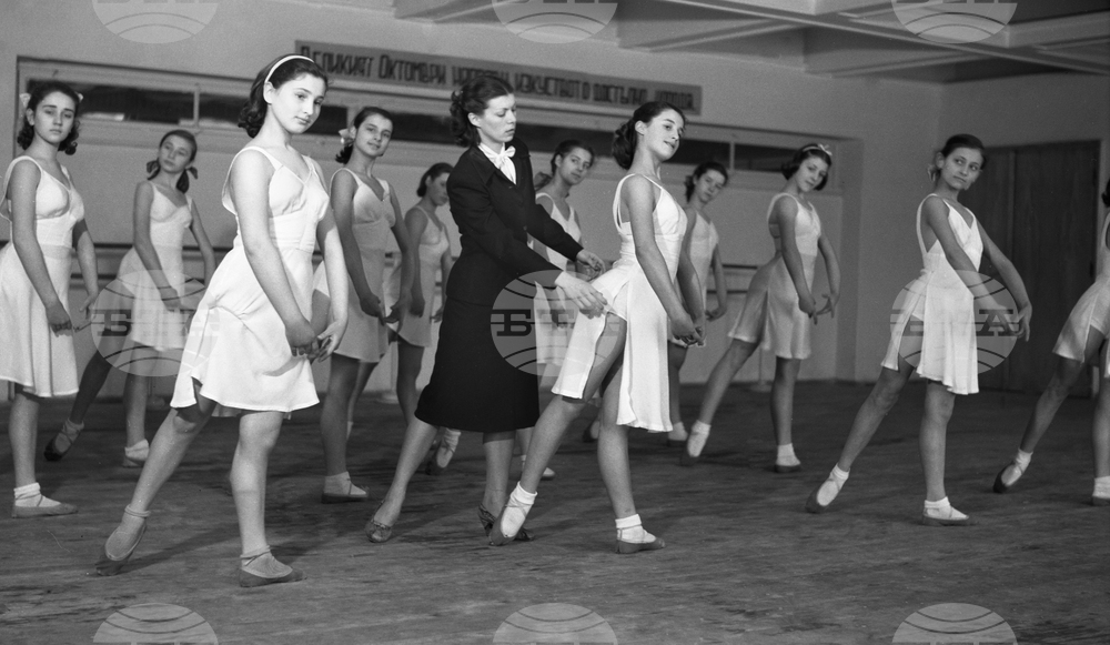 Първото балетно училище в България е открито на 5 февруари 1951 година