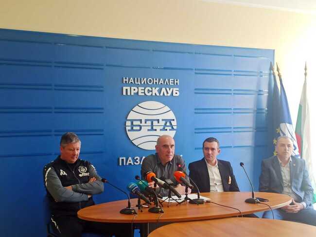 "Оставките ни са на масата", заяви председателят на Управителния съвет на Хебър (Пазарджик) Елизар Спасов и поиска да види кой ще го наследи