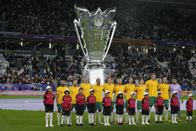 Футболистите с по-малко опит трябва да се възползват от шанса си и да покажат защо са национали на Австралия, заяви селекционерът Тони Попович