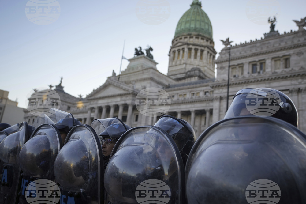 Аржентинското правителство заяви, че е подало жалба за тероризъм срещу най-малко 17 души заради сблъсъци близо до Сената