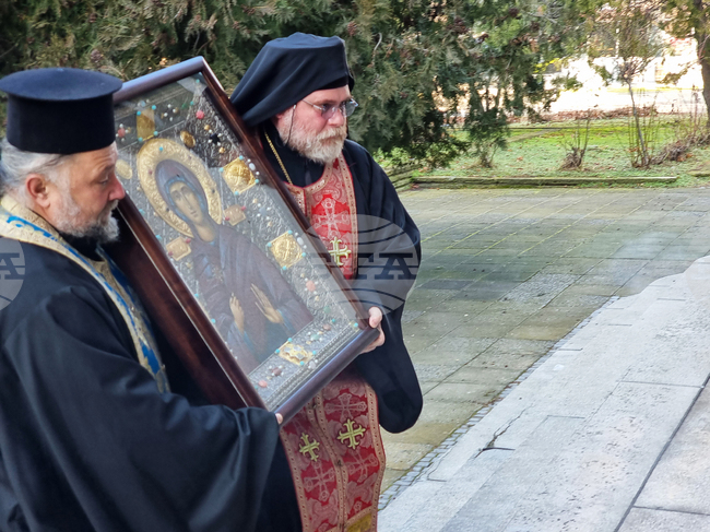 Ямбол - храм „Св. Николай Чудотворец" - икона с вградени мощи на Св. Петка