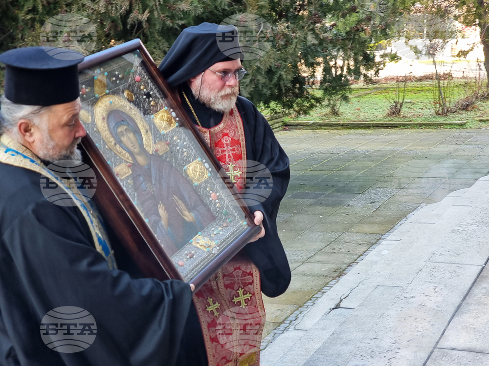 Ямбол - храм „Св. Николай Чудотворец" - икона с вградени мощи на Св. Петка