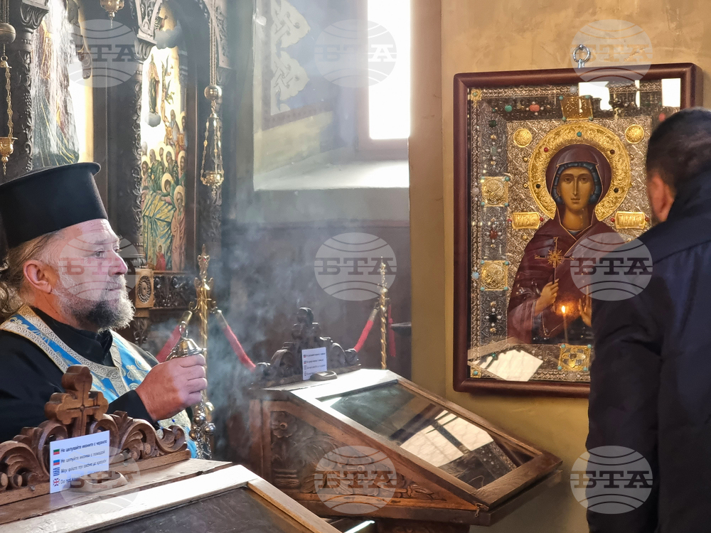Ямбол - храм „Св. Николай Чудотворец" - икона с вградени мощи на Св. Петка