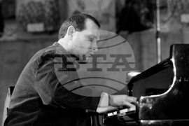 Антони Дончев - пианист и композитор