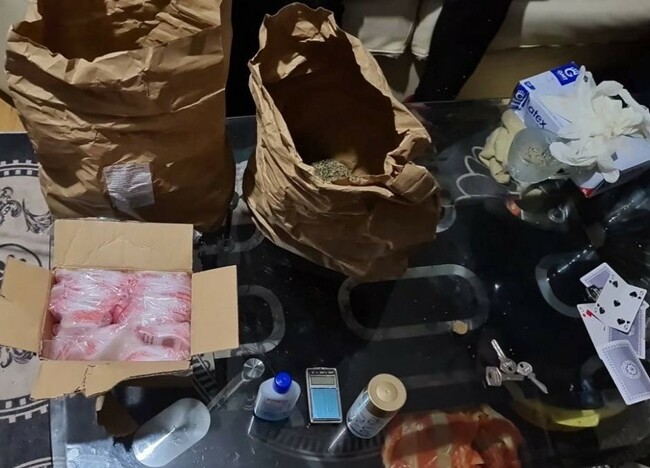 Двама мъже и една жена са задържани в хода на специализирана полицейска операция по линия на разпространението на наркотици