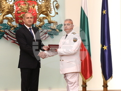 Президентът Румен Радев удостои български военнослужещи с висши офицерски звания