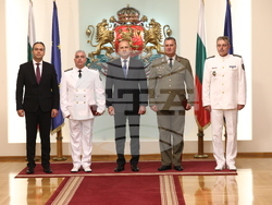 Президентът Румен Радев удостои български военнослужещи с висши офицерски звания