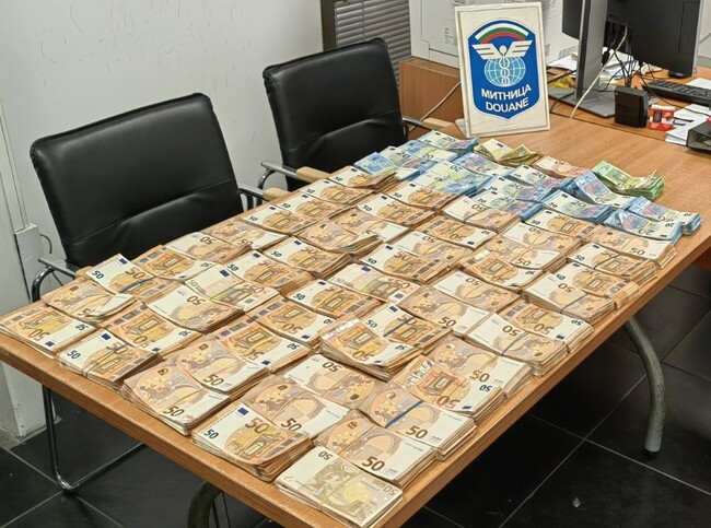 Над 310 000 недекларирани евро във въздуховода на камион откриха митническите служители на МП Капитан Андреево