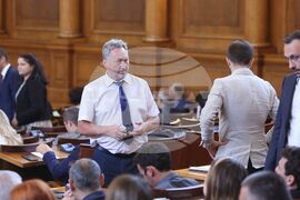 Парламент - отложено заседание