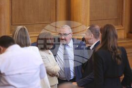 Парламент - отложено заседание