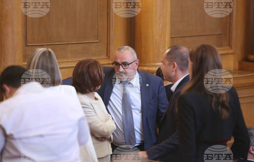 Парламент - отложено заседание