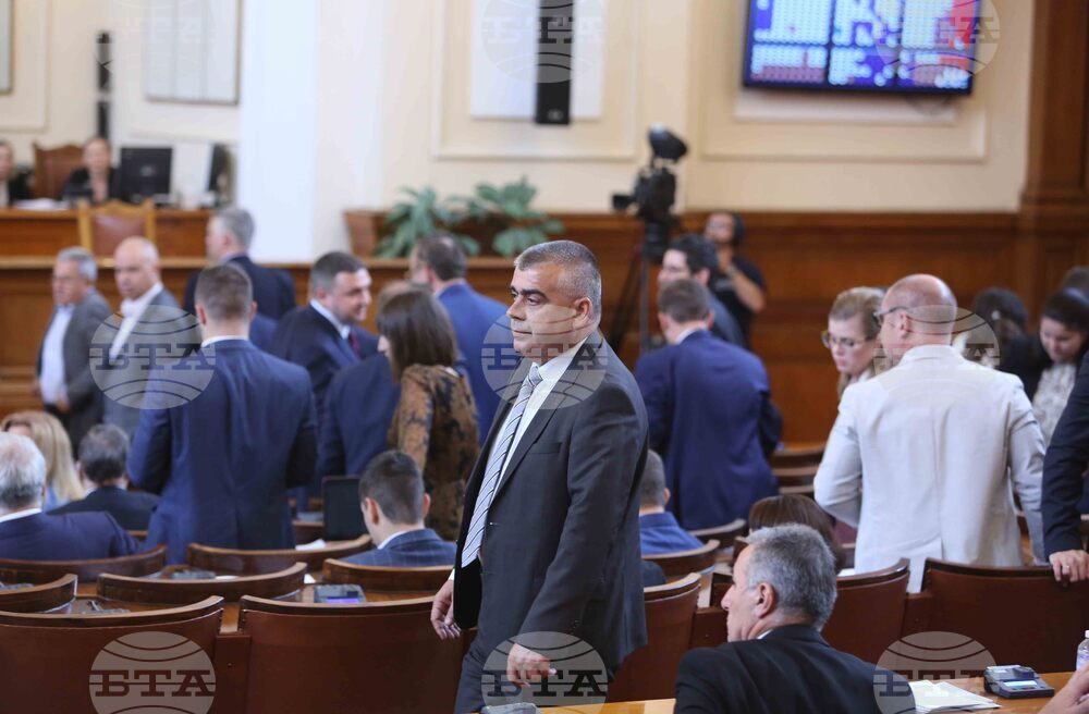 Парламент - отложено заседание