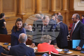 Парламент - отложено заседание