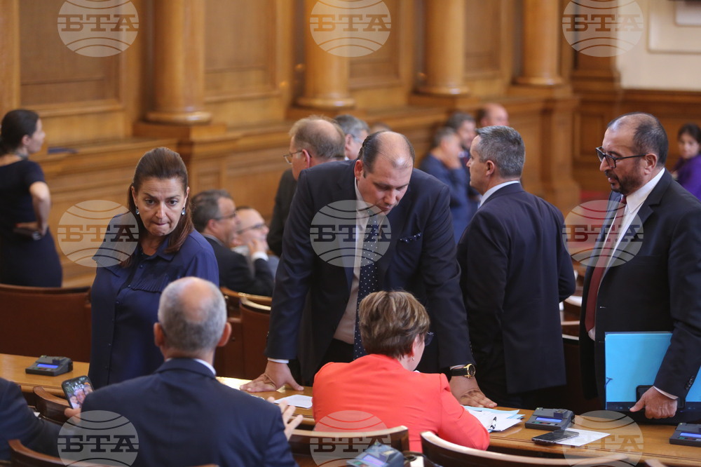 Парламент - отложено заседание