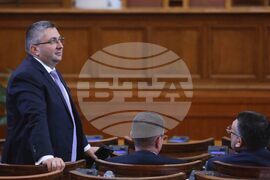 Парламент - отложено заседание