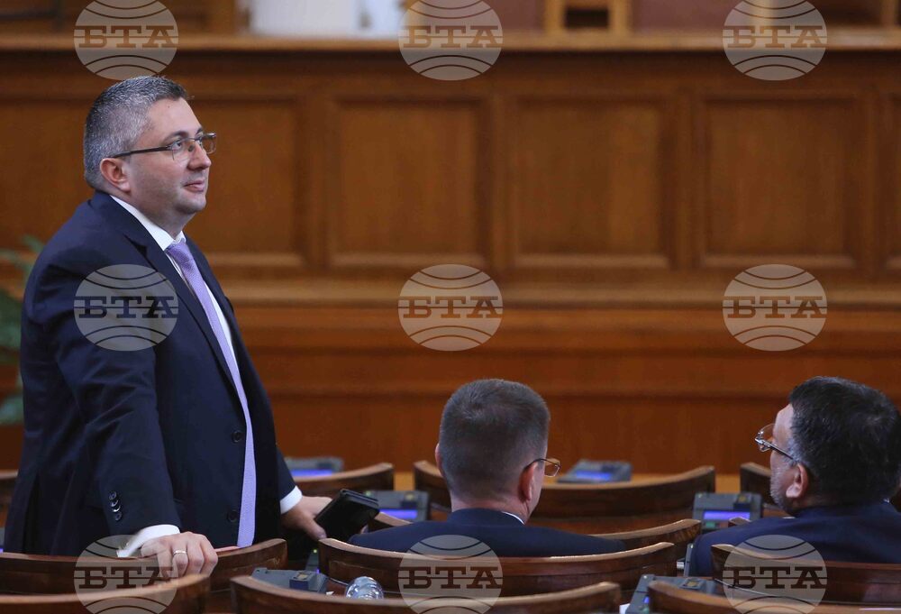 Парламент - отложено заседание