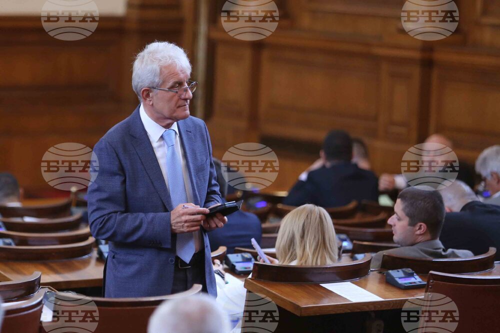 Парламент - отложено заседание