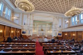 Парламент - отложено заседание