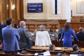 Парламент - отложено заседание