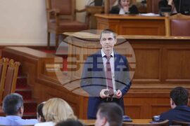 Парламент - отложено заседание