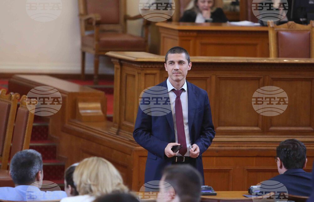 Парламент - отложено заседание