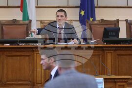 Парламент - отложено заседание