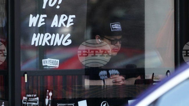 Седмичните молби за помощи за безработица в САЩ намаляват въпреки сезонните колебания