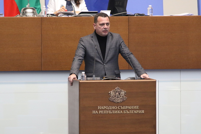 Иван Ченчев: Кой и как отне част от имота от паметника на културата „Знаме на мира”