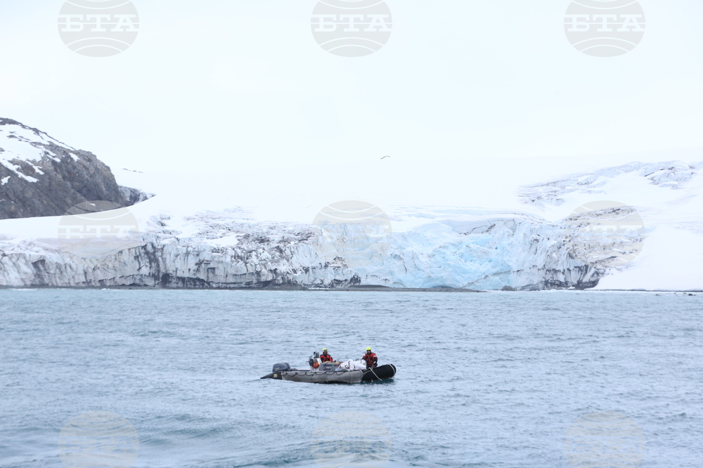 First Group of Spanish Scientists, Logisticians Leaves RSV 421, Heads to Juan Carlos I Spanish Antarctic Base