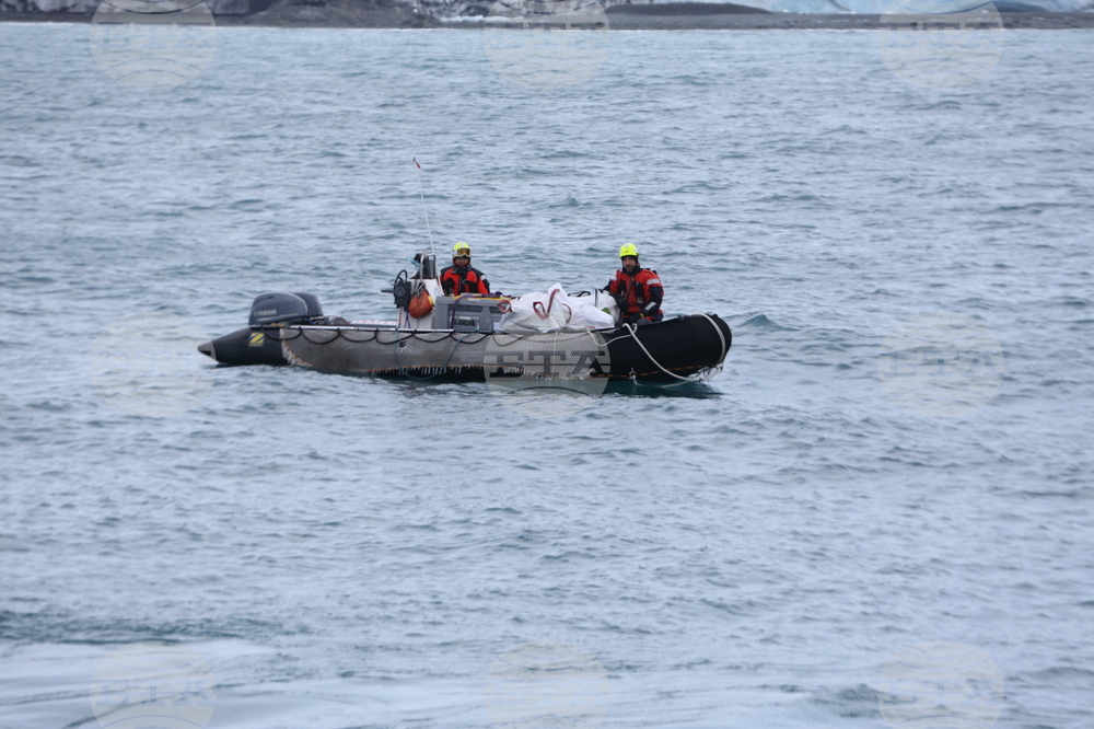 First Group of Spanish Scientists, Logisticians Leaves RSV 421, Heads to Juan Carlos I Spanish Antarctic Base