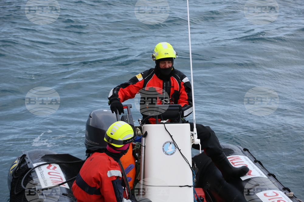 First Group of Spanish Scientists, Logisticians Leaves RSV 421, Heads to Juan Carlos I Spanish Antarctic Base