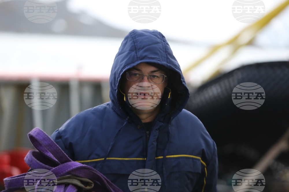 First Group of Spanish Scientists, Logisticians Leaves RSV 421, Heads to Juan Carlos I Spanish Antarctic Base