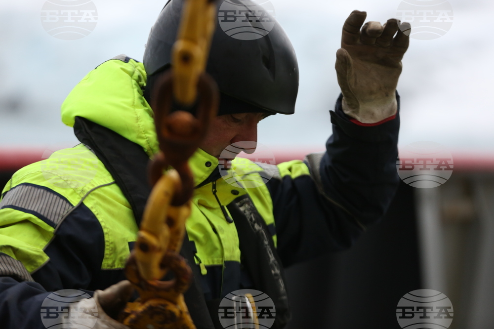 First Group of Spanish Scientists, Logisticians Leaves RSV 421, Heads to Juan Carlos I Spanish Antarctic Base
