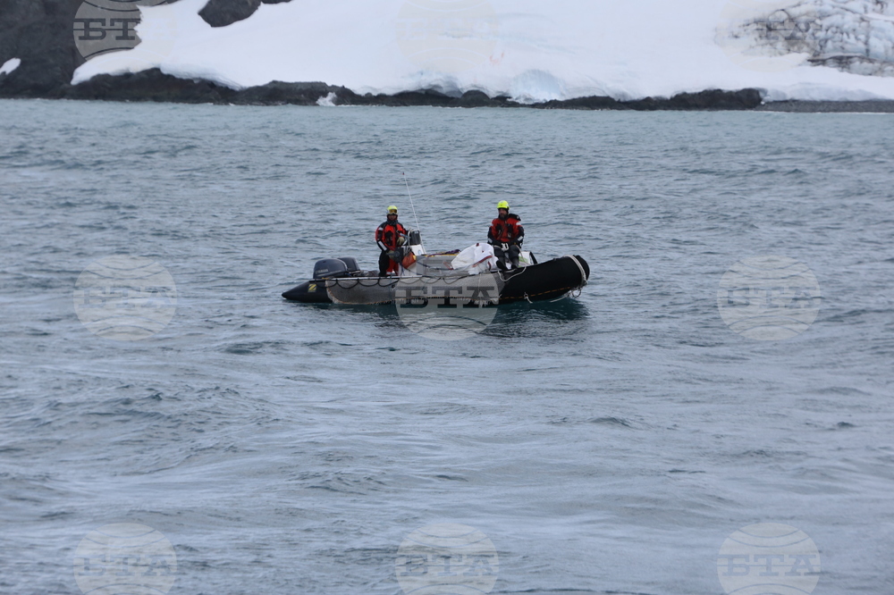 First Group of Spanish Scientists, Logisticians Leaves RSV 421, Heads to Juan Carlos I Spanish Antarctic Base