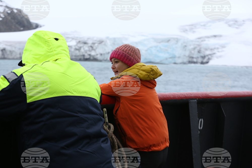 First Group of Spanish Scientists, Logisticians Leaves RSV 421, Heads to Juan Carlos I Spanish Antarctic Base