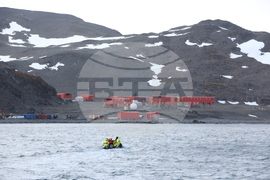 First Group of Spanish Scientists, Logisticians Leaves RSV 421, Heads to Juan Carlos I Spanish Antarctic Base