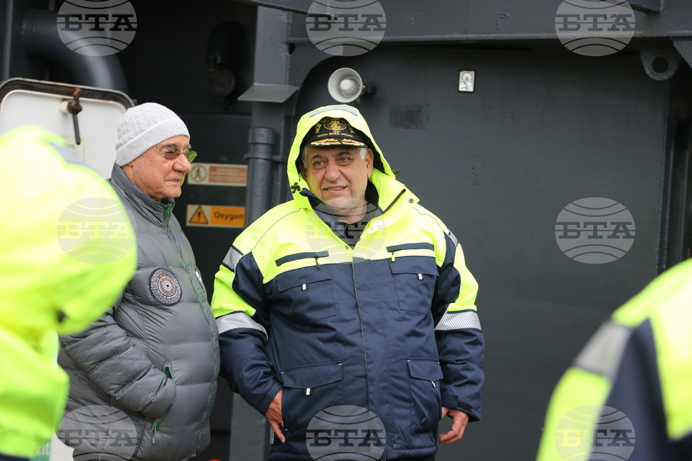 First Group of Spanish Scientists, Logisticians Leaves RSV 421, Heads to Juan Carlos I Spanish Antarctic Base