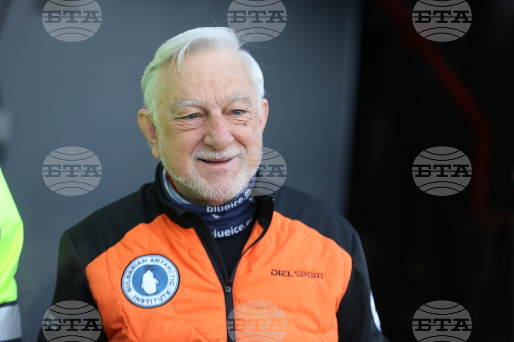 First Group of Spanish Scientists, Logisticians Leaves RSV 421, Heads to Juan Carlos I Spanish Antarctic Base