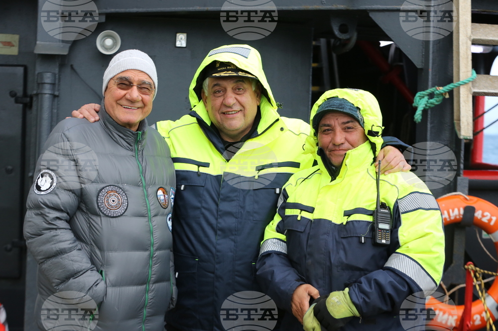 First Group of Spanish Scientists, Logisticians Leaves RSV 421, Heads to Juan Carlos I Spanish Antarctic Base