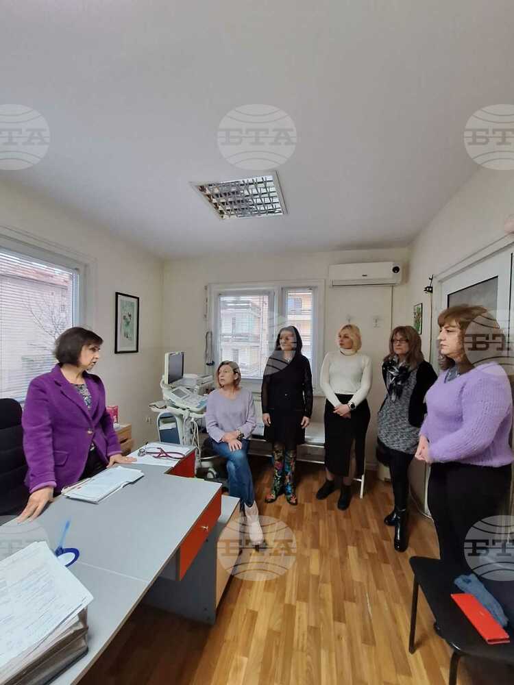 Женската организация на ГЕРБ в Разград дарява книга на институции по повод Световния ден за борба с рака
